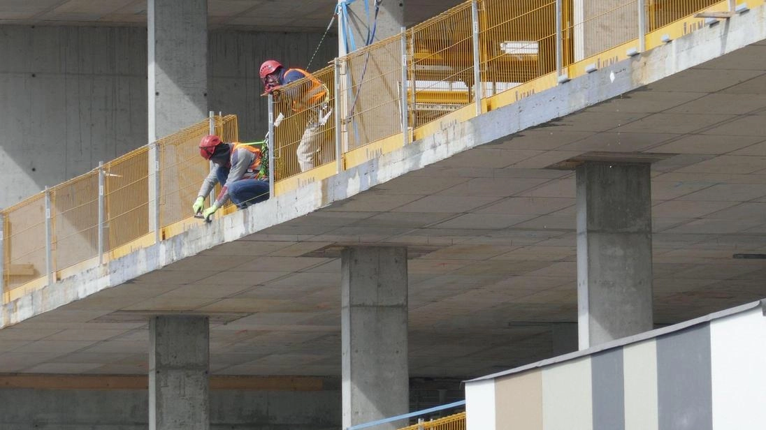 Operai al lavoro al cantiere della palazzina esterna che porterà all’ampliamento del Santo Stefano foto Attalmi
