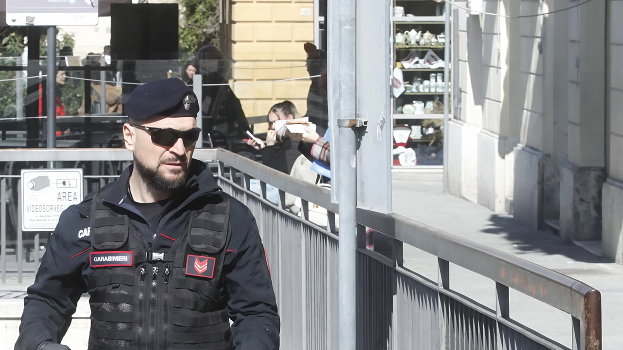 La risposta dei carabinieri all’allarme per l’ennesimo parapiglia è stato il blitz alle 11 con l’unità cinofila appositamente addestrata. Soddisfazione dei cittadini: auspicano però che si ripeta a breve . La risposta dei carabinieri all’allarme per l’ennesimo parapiglia è stato il blitz alle 11 con l’unità cinofila appositamente addestrata. Soddisfazione dei cittadini: auspicano però che si ripeta a breve .