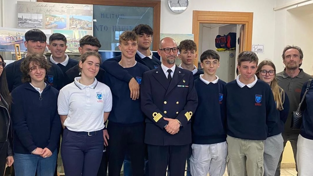 Gli studenti del ’Fiorillo’ che hanno partecipato all’iniziativa con la Guardia costiera