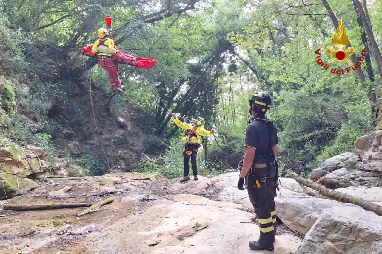 Il giovane si trovava alle cascate del Rio Buti insieme ad alcuni amici (foto vigili del fuoco)