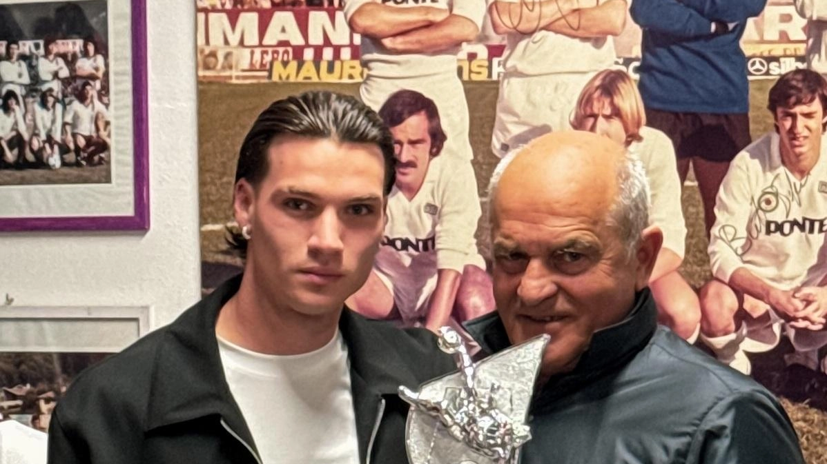 Menchino Neri durante la premiazione di Emiliano Pattarello alla serata del Museo Amaranto Menchino Neri durante la premiazione di Emiliano Pattarello alla serata del Museo Amaranto