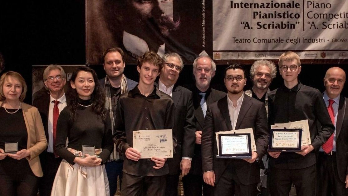 I vincitori del «Premio Scriabin» insieme ai componenti della giuria Per il secondo anno consecutivo non è stato però assegnato il primo premio I vincitori del «Premio Scriabin» insieme ai componenti della giuria Per il secondo anno consecutivo non è stato però assegnato il primo premio
