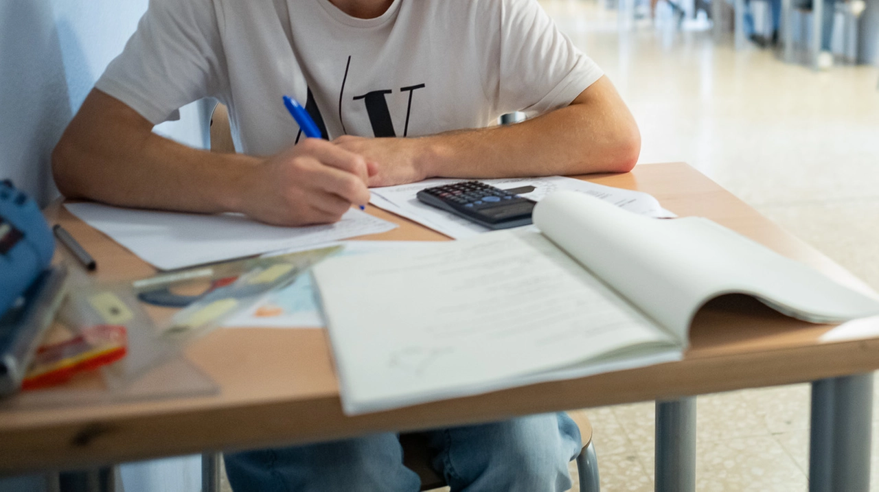 Quattro maturandi su dieci non sanno l’Italiano e la matematica e già un ragazzo su tre delle medie ha qualche difficoltà Quattro maturandi su dieci non sanno l’Italiano e la matematica e già un ragazzo su tre delle medie ha qualche difficoltà