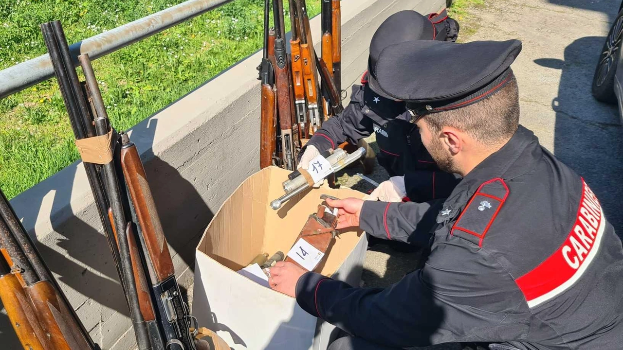 I carabinieri mentre caricano sui mezzi le armi che saranno distrutte I carabinieri mentre caricano sui mezzi le armi che saranno distrutte