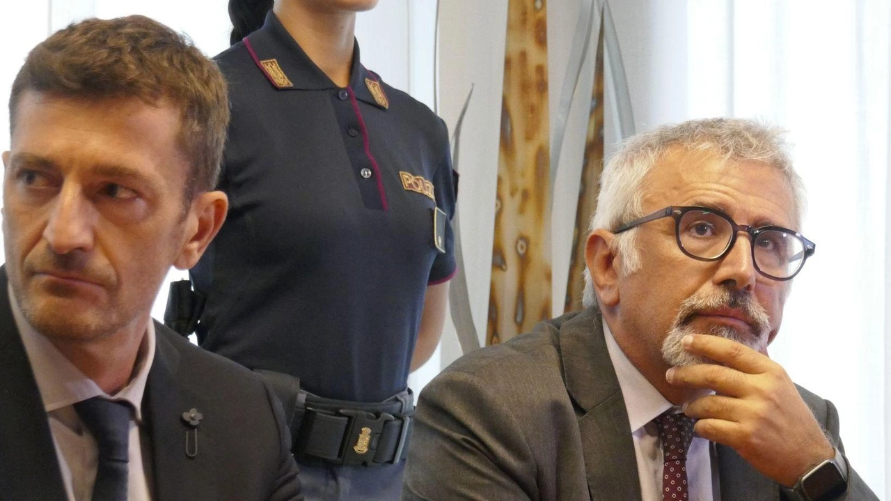 Maxi operazione internazionale coordinata dalla procura: a finire in manette Bobo Jiang, punto di riferimento della criminalità orientale . Si è spostato in Europa con nomi falsi e aiutato da fiancheggiatori . Maxi operazione internazionale coordinata dalla procura: a finire in manette Bobo Jiang, punto di riferimento della criminalità orientale . Si è spostato in Europa con nomi falsi e aiutato da fiancheggiatori .