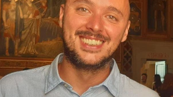 Domani sera al campo da basket e da calcio all’aperto arriva il comico Stefano Santomauro. Squicciarini: "Diamo un segnale chiaro: l’arte può e deve essere uno strumento di coesione". Domani sera al campo da basket e da calcio all’aperto arriva il comico Stefano Santomauro. Squicciarini: "Diamo un segnale chiaro: l’arte può e deve essere uno strumento di coesione".