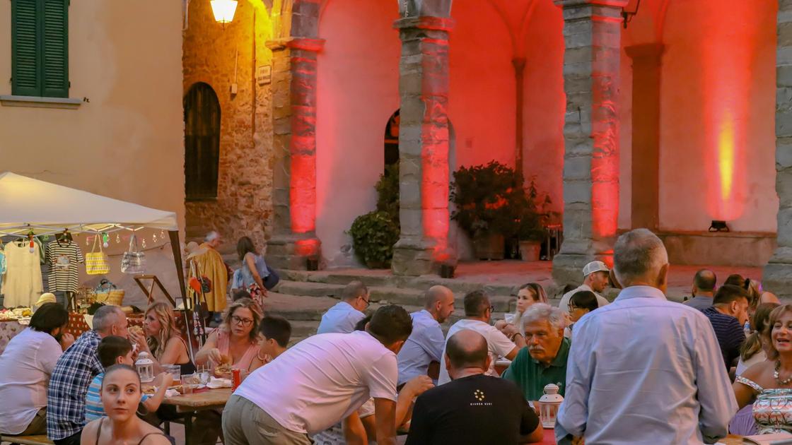 lucignano accende l estate con di gioved236 successo per la serata inaugurale tra storia spettacolo e tradizione
