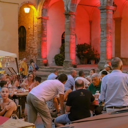 Lucignano accende l'estate con “Di Giovedì”: successo per la serata inaugurale tra storia, spettacolo e tradizione