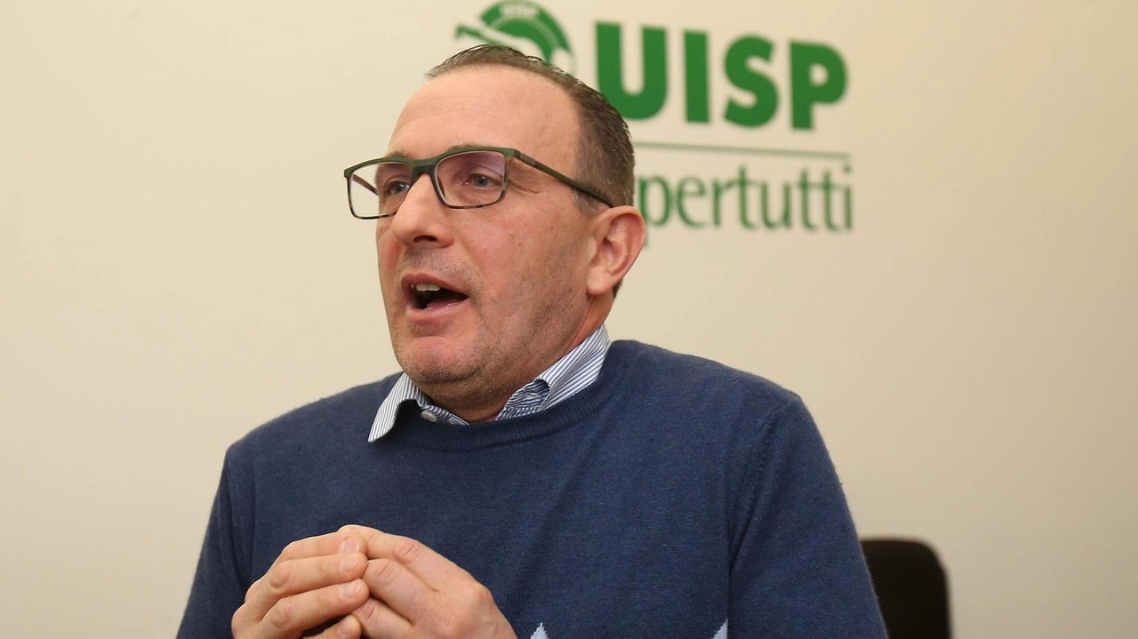 Il presidente Uisp Simone Pacciani interviene sulla piscina chiusa di piazza Amendola Il presidente Uisp Simone Pacciani interviene sulla piscina chiusa di piazza Amendola