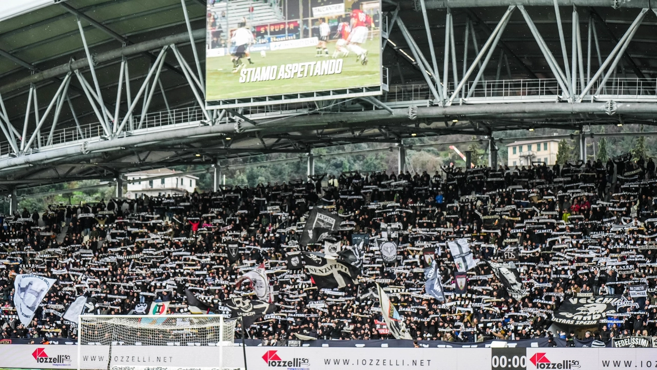 Lo stadio Picco nel pieno del suo splendore con la Curva Ferrovia finalmente dotata di un’adeguata copertura