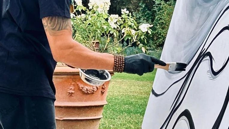 Alessio Bonini davanti a un dipinto Alessio Bonini davanti a un dipinto