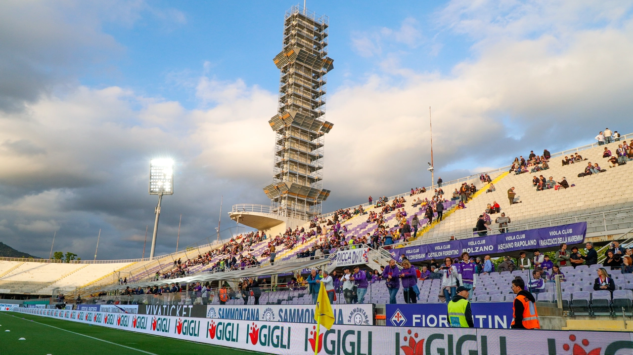 La torre di maratona ’impacchettata’ per i lavori di riqualificazione dello stadio Franchi. Ora quattro mesi per accelerare (foto Germogli) La torre di maratona ’impacchettata’ per i lavori di riqualificazione dello stadio Franchi. Ora quattro mesi per accelerare (foto Germogli)