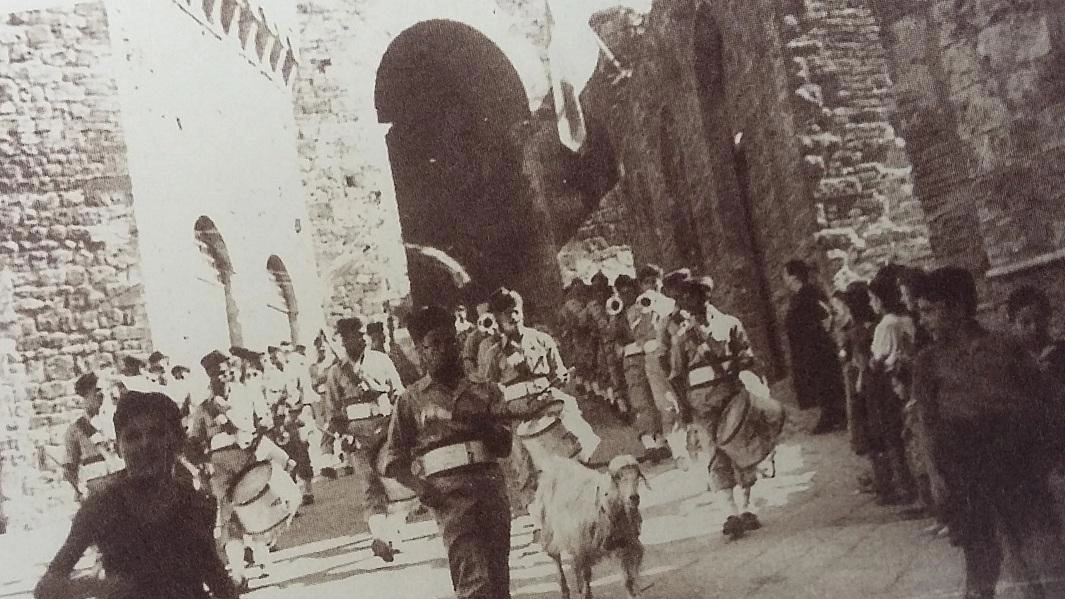 Oggi alle 21 San Gimignano torna indietro nel tempo ai primi giorni di luglio del ’44 quando sotto le... Oggi alle 21 San Gimignano torna indietro nel tempo ai primi giorni di luglio del ’44 quando sotto le...