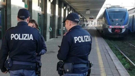 E’ stato travolto e ucciso da un treno in transito nella stazione di Follonica, ma al momento non ci sono... E’ stato travolto e ucciso da un treno in transito nella stazione di Follonica, ma al momento non ci sono...