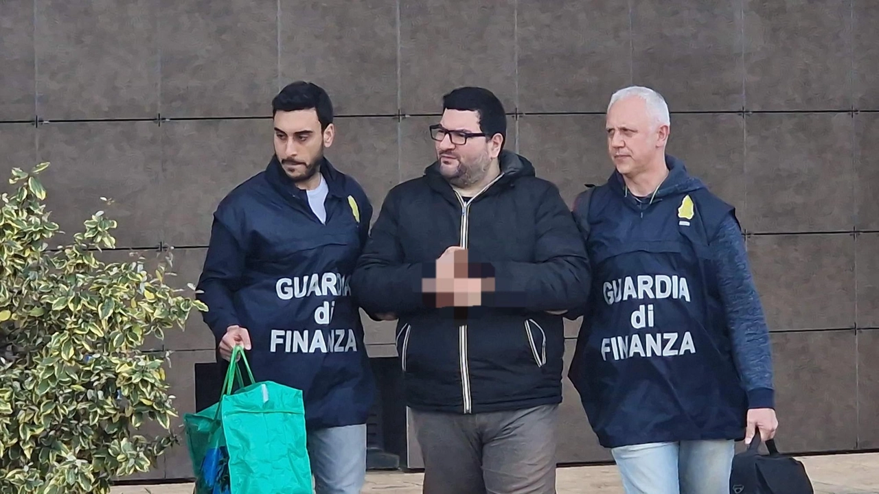L’arresto di Maurizio De Simone, all’epoca patron della Pistoiese, da parte della Guardia di Finanza FotoCastellani L’arresto di Maurizio De Simone, all’epoca patron della Pistoiese, da parte della Guardia di Finanza FotoCastellani