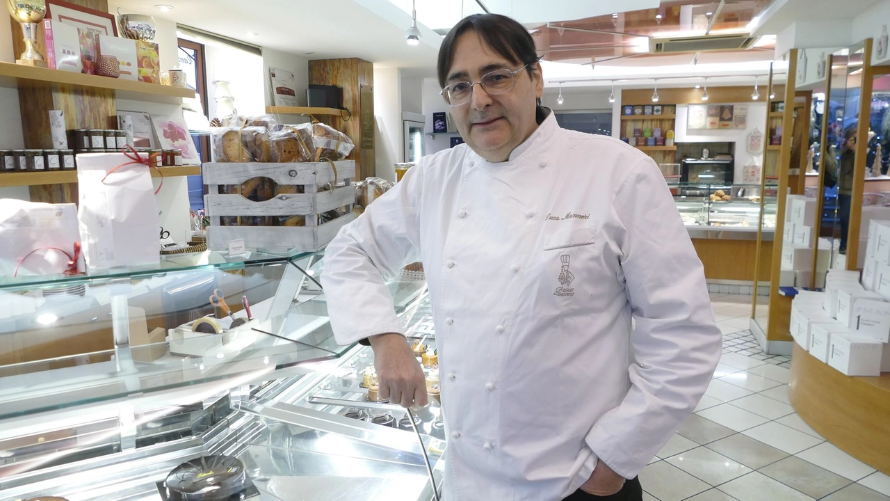 Luca Mannori, campione del mondo di pasticceria a Lione nel 1997 con il team guidato da Iginio Massari (insieme nella foto in basso). Dal 1987 è il titolare del locale di via Pomeria fondato dal nonno e poi portato avanti dalla mamma
