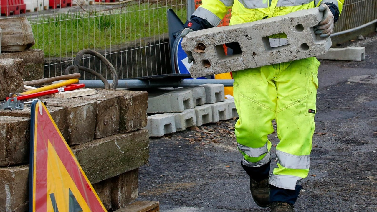 Lavori di riqualificazione a Fucecchio: modifiche temporanee alla circolazione in piazza Amendola per risolvere intoppi con ritrovamenti archeologici e sottoservizi. Lavori di riqualificazione a Fucecchio: modifiche temporanee alla circolazione in piazza Amendola per risolvere intoppi con ritrovamenti archeologici e sottoservizi.