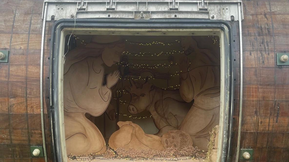 Il presepe artistico realizzato in piazza Stellato Spalletti. Ha un doppio significato. Il presepe artistico realizzato in piazza Stellato Spalletti. Ha un doppio significato.
