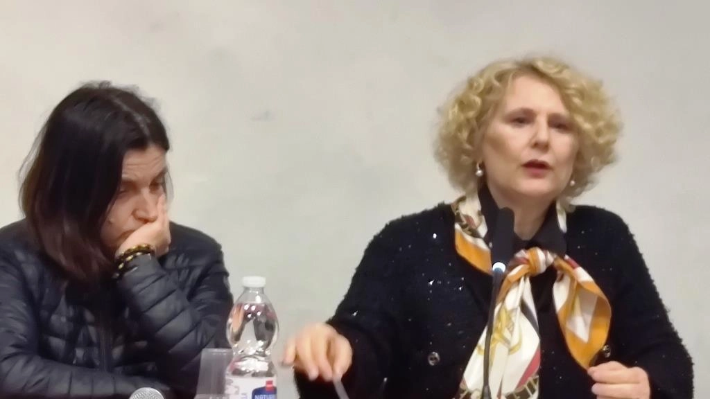 La procuratrice. Roberta Pieri insieme a Barbara Innocenti che ha introdotto e moderato l’incontro dell’altra sera in parrocchia La procuratrice. Roberta Pieri insieme a Barbara Innocenti che ha introdotto e moderato l’incontro dell’altra sera in parrocchia