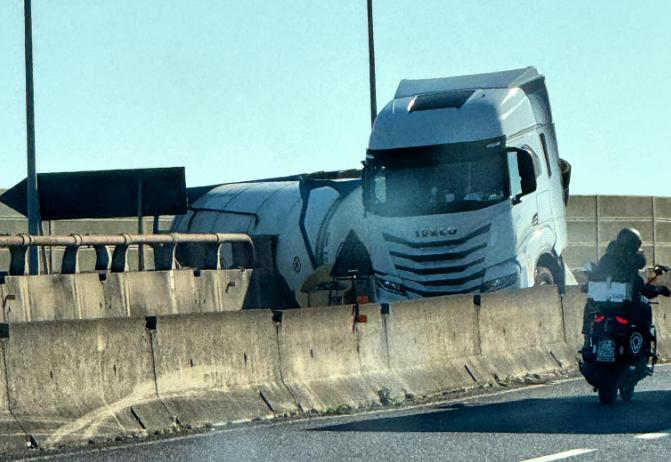 Incidente oggi in Fipili: paura per una cisterna ribaltata. Code, gli itinerari alternativi