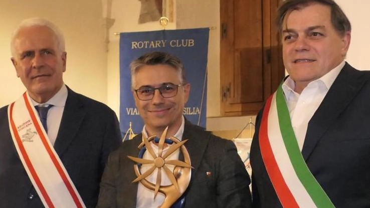 L'ingegner De Silvio di Ducati ringrazia Pietrasanta per il premio "Barsanti e Matteucci" durante una cerimonia con autorità locali e aziende premiate. L'ingegner De Silvio di Ducati ringrazia Pietrasanta per il premio "Barsanti e Matteucci" durante una cerimonia con autorità locali e aziende premiate.