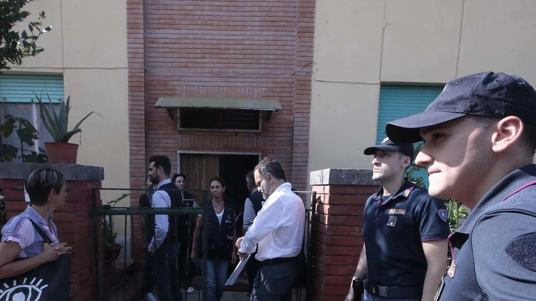 Polizia e. pubblico ministero davanti all’ingresso della casa di via del Villino Polizia e. pubblico ministero davanti all’ingresso della casa di via del Villino