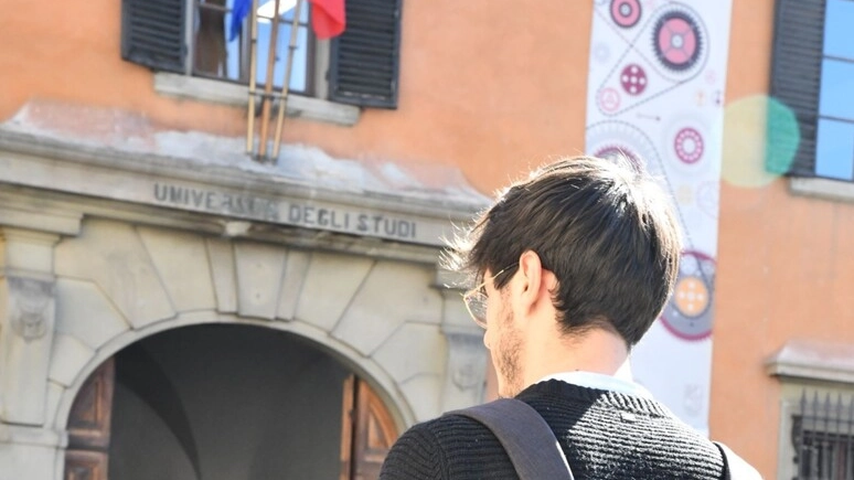 Uno studente fuori dall'università di Firenze (Foto di repertorio)