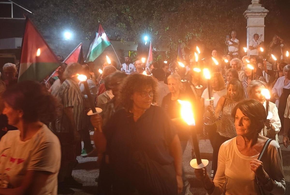 Il corteo sulla Mura medicee. Luci accese per la ’Global Sumud’ Il corteo sulla Mura medicee. Luci accese per la ’Global Sumud’