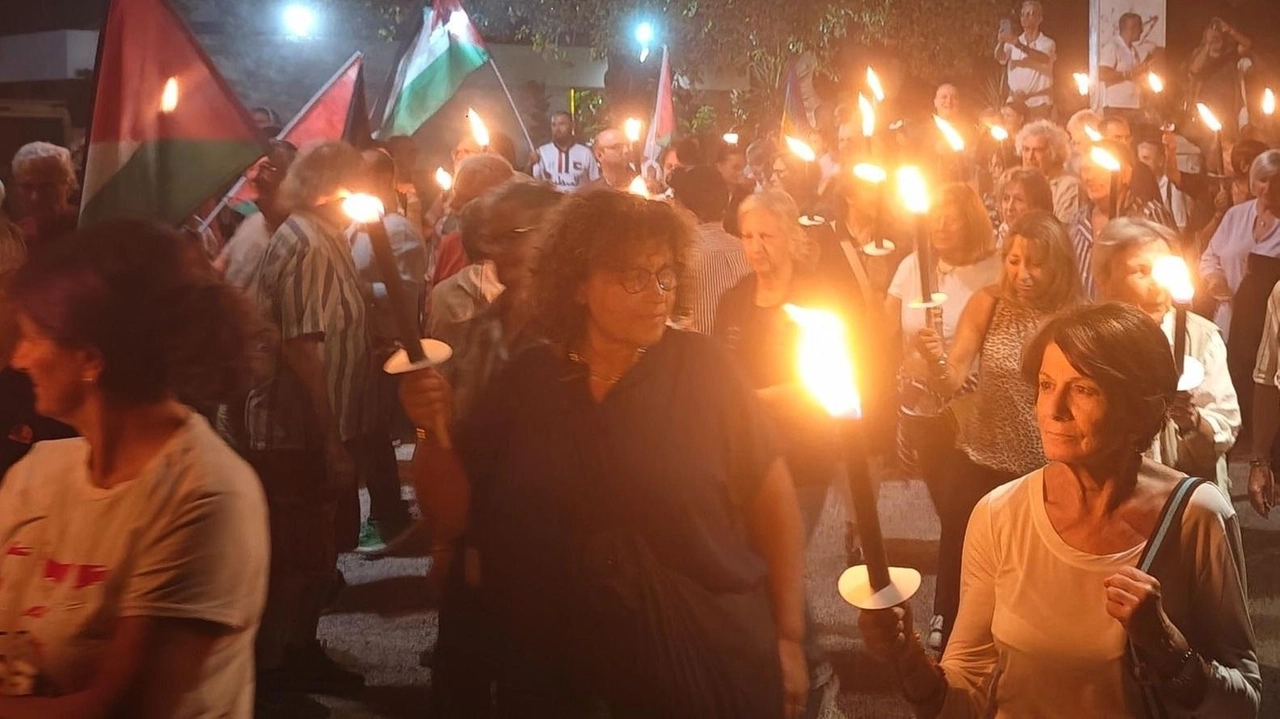 Centinaia di persone hanno sfilato per dare sostegno della flottiglia internazionale in viaggio verso Gaza Centinaia di persone hanno sfilato per dare sostegno della flottiglia internazionale in viaggio verso Gaza