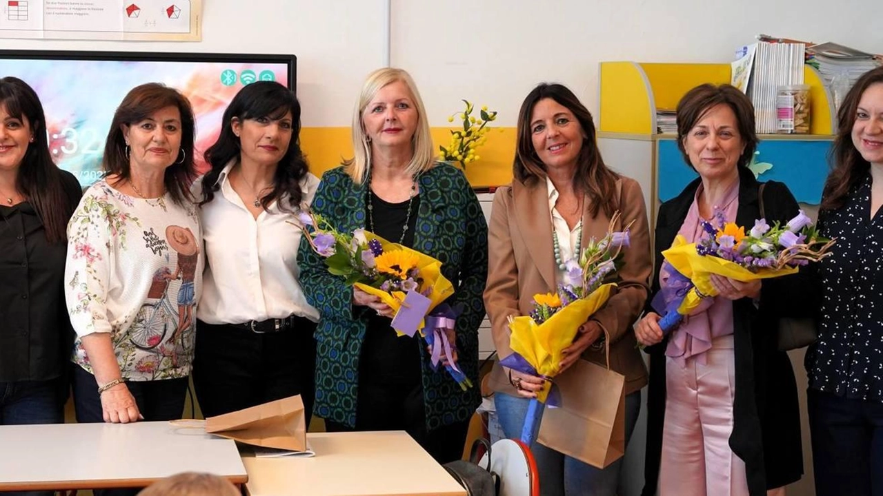 Il gruppo delle docenti che hanno partecipato al progetto con la vice sindaca Crudeli e l’assessora Dazzi Il gruppo delle docenti che hanno partecipato al progetto con la vice sindaca Crudeli e l’assessora Dazzi
