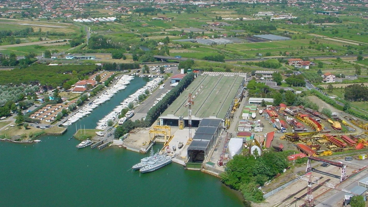 Il cantiere di Intermarine e, in alto, l’ad Livio Corghi (foto dal sito della società) Il cantiere di Intermarine e, in alto, l’ad Livio Corghi (foto dal sito della società)