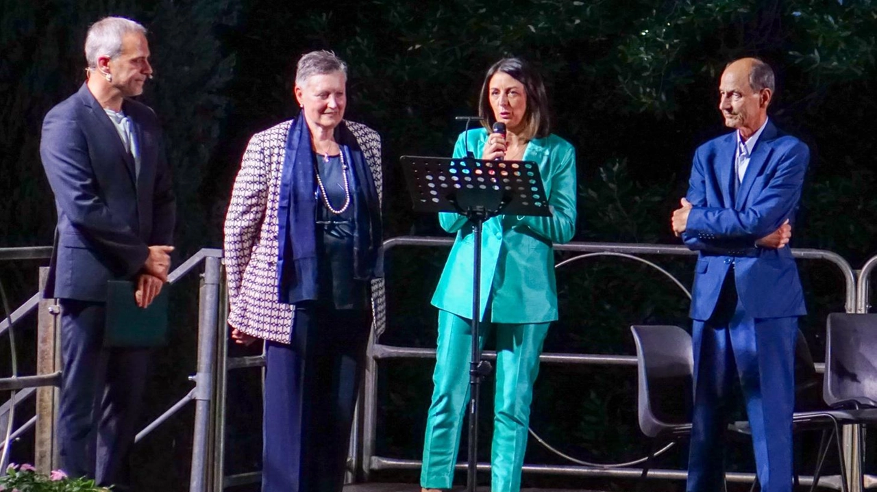 Successo a Castelvecchio domenica. 10 agosto per la trentaquattresima edizione della Serata Omaggio a Pascoli Successo a Castelvecchio domenica. 10 agosto per la trentaquattresima edizione della Serata Omaggio a Pascoli