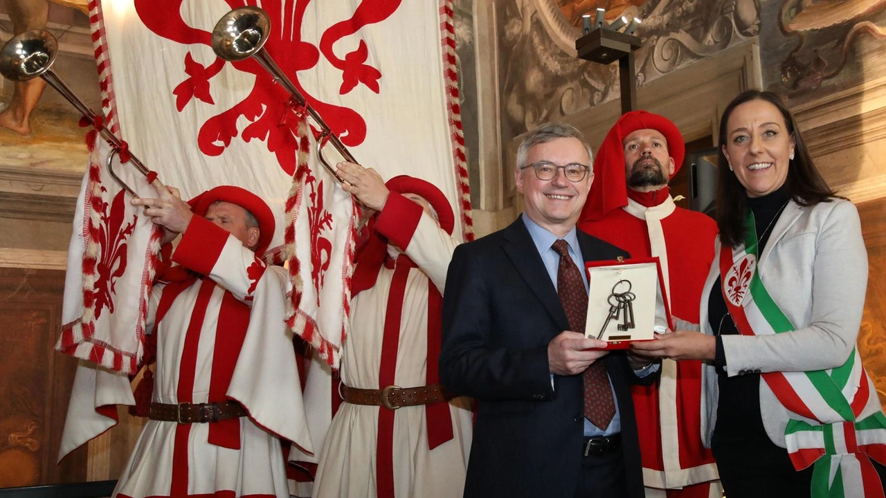 Il momento della consegna delle Chiavi della città da parte della sindaca Sara Funaro ad Alessandro Barbero