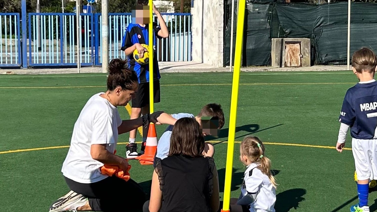 Due momenti dell’attività al campo di via Casola a Marina di Massa per il progetto «Un dribbling alla disabilità» Due momenti dell’attività al campo di via Casola a Marina di Massa per il progetto «Un dribbling alla disabilità»