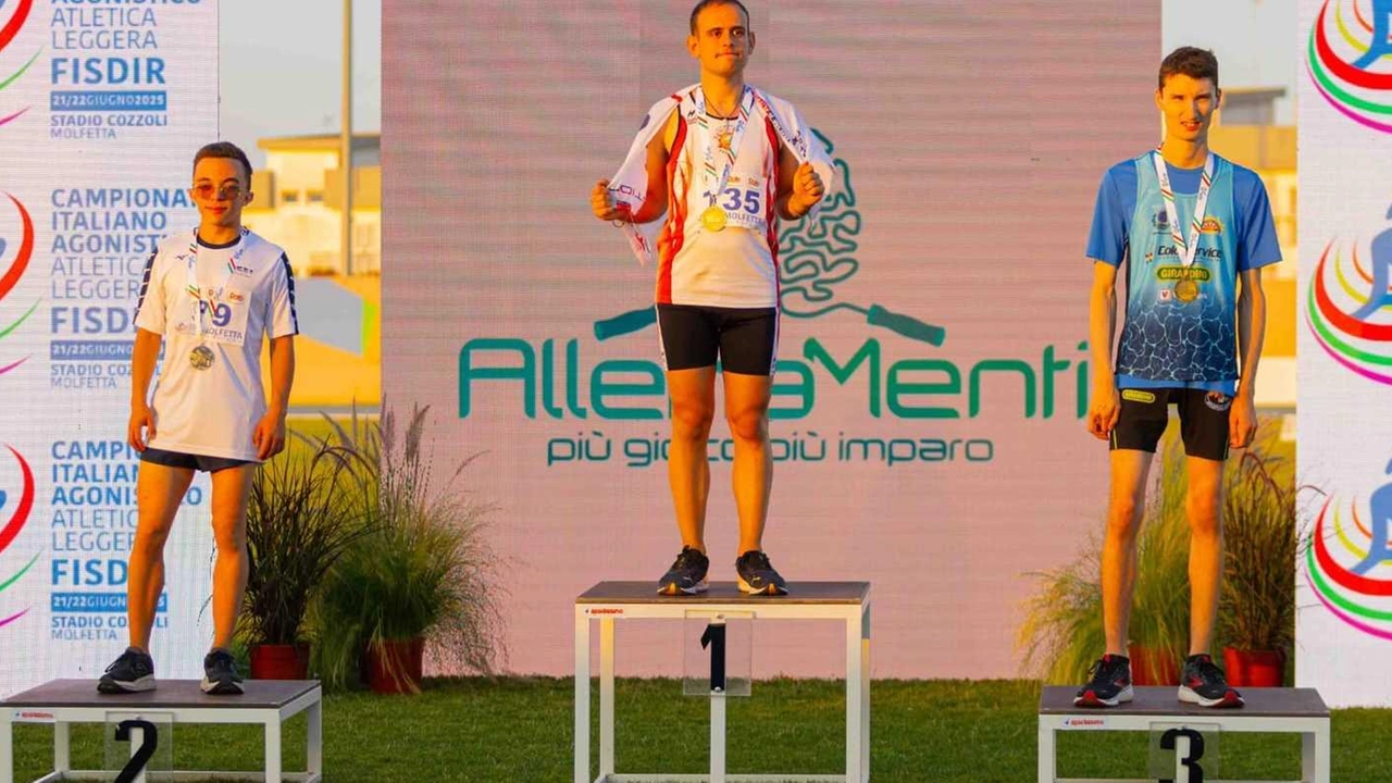 Le immagini di Davide Sardi e Caterina Barghini durante le gare ai Campionati Nazionali Fisdir e subito dopo aver ricevuto le medaglie d’argento e bronzo per il lungo Le immagini di Davide Sardi e Caterina Barghini durante le gare ai Campionati Nazionali Fisdir e subito dopo aver ricevuto le medaglie d’argento e bronzo per il lungo