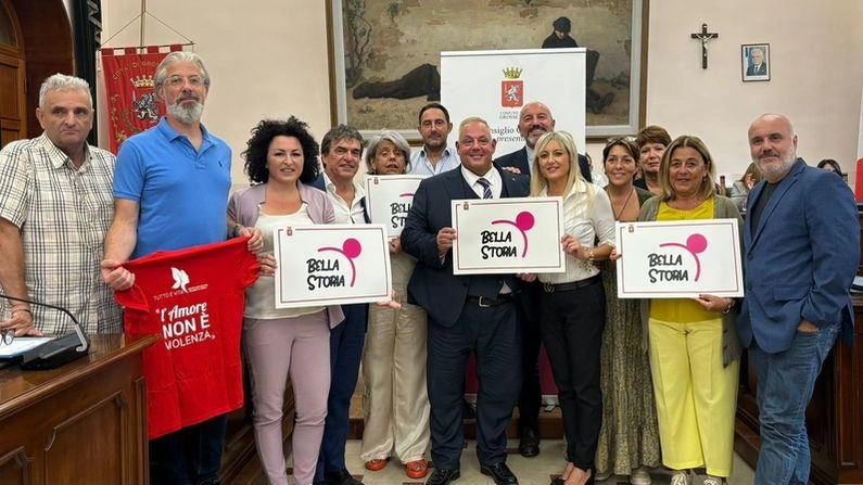 Un momento dell’incontro nella sala del Consiglio comunale fra gli amministratori e le rappresentanti dei due centri antiviolenza grossetani Un momento dell’incontro nella sala del Consiglio comunale fra gli amministratori e le rappresentanti dei due centri antiviolenza grossetani
