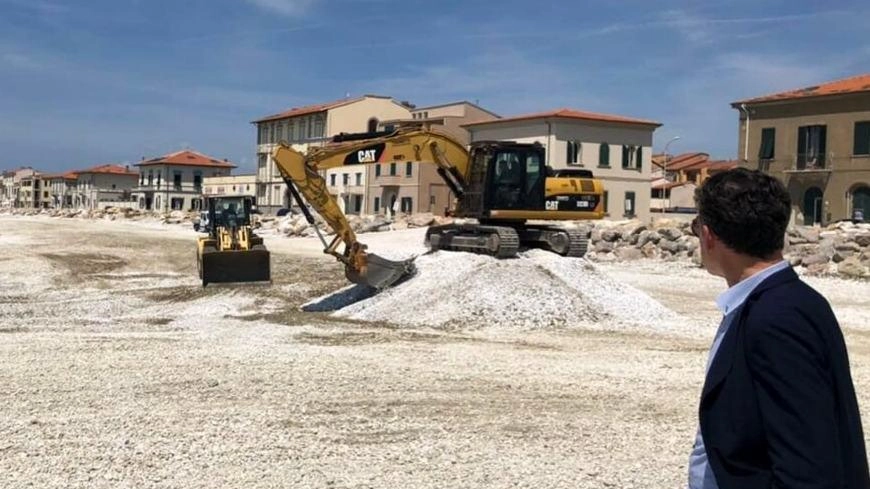 Spiagge di ghiaia a Marina. Al via i lavori di spianatura: "Accessibilità e sicurezza"