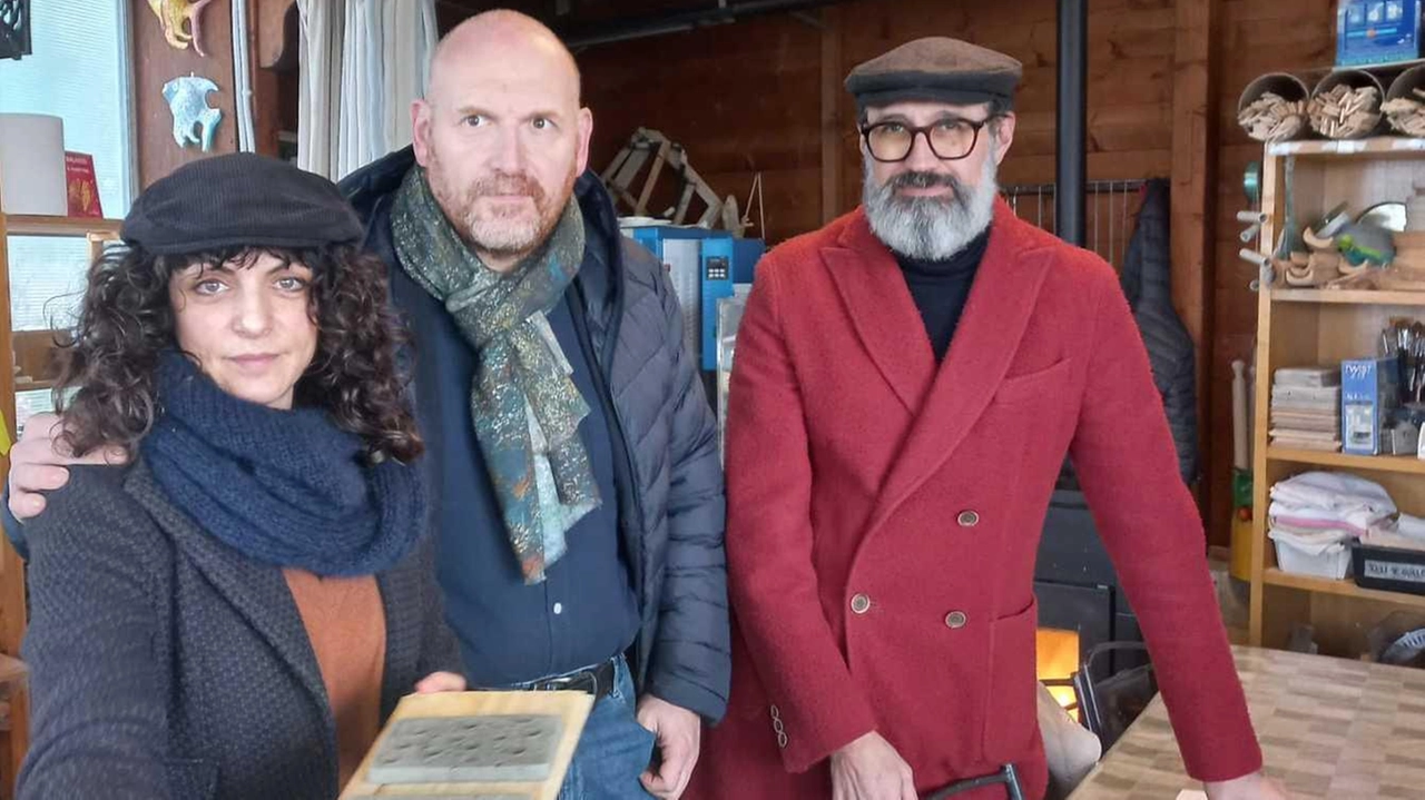 Il sindaco di Barberino David. Baroncelli (al centro) tra l’artista Adele Giuntini e l’architetto Francesco Casella Il sindaco di Barberino David. Baroncelli (al centro) tra l’artista Adele Giuntini e l’architetto Francesco Casella
