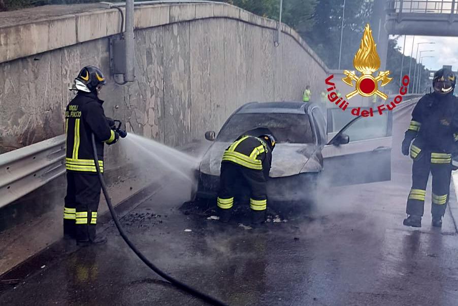 Barberino del Mugello, auto in fiamme in autostrada Barberino del Mugello, auto in fiamme in autostrada