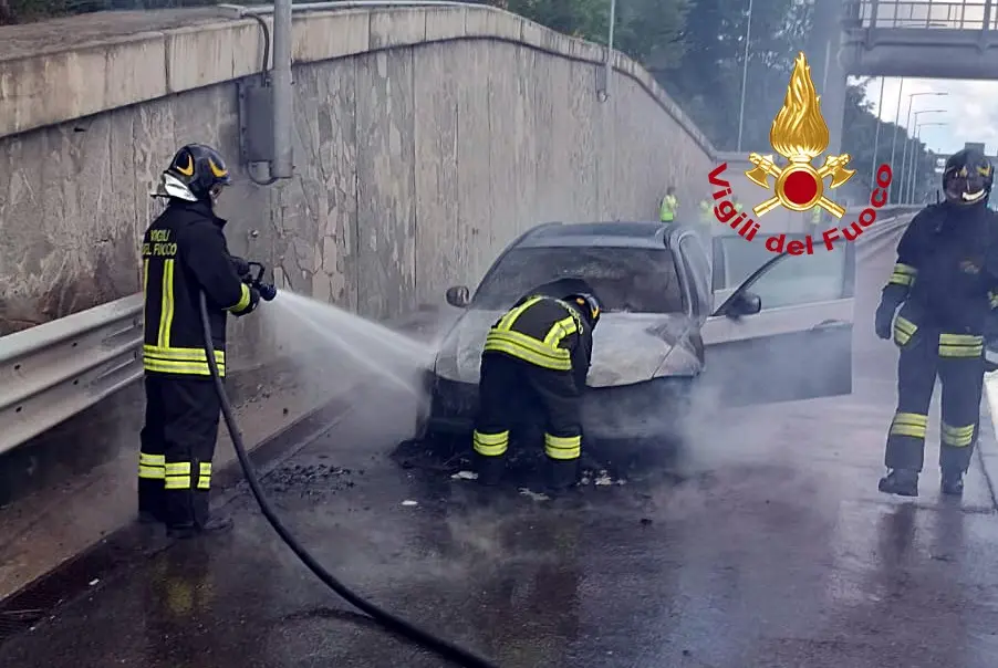 Barberino del Mugello, auto in fiamme in autostrada