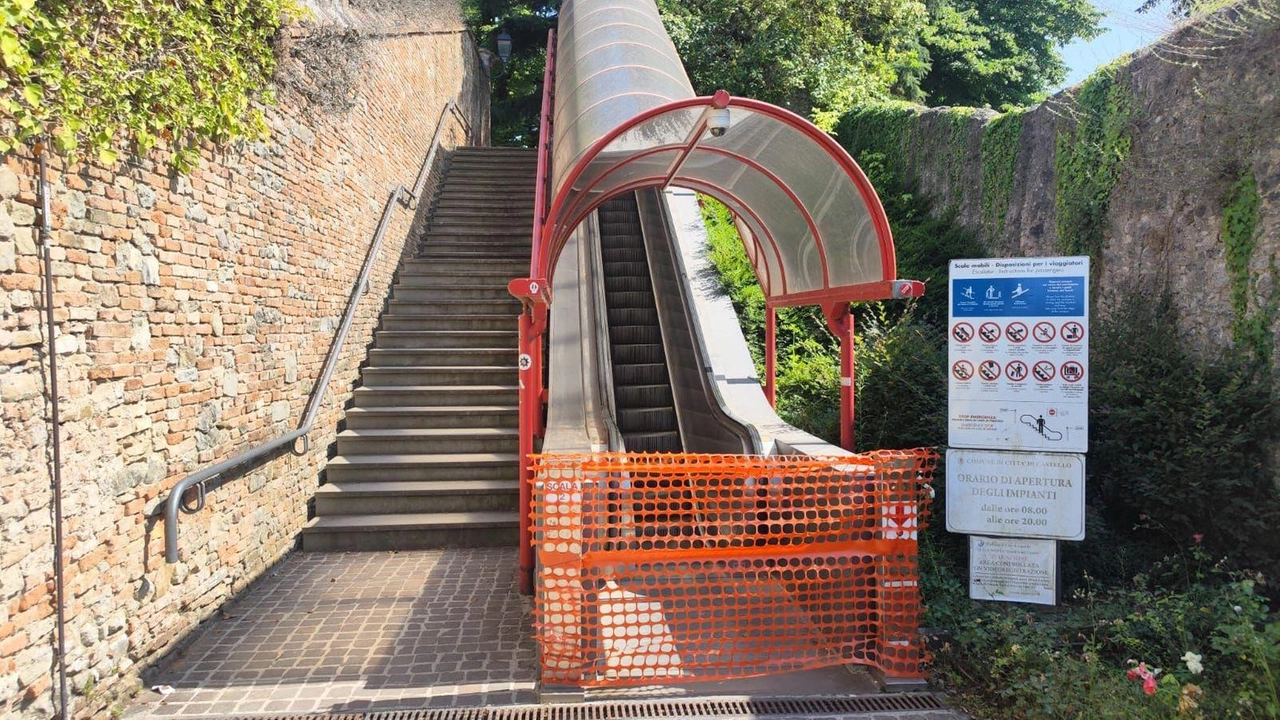 Le scale mobili del Cassero transennate dopo i danni causati dai vandali Le scale mobili del Cassero transennate dopo i danni causati dai vandali