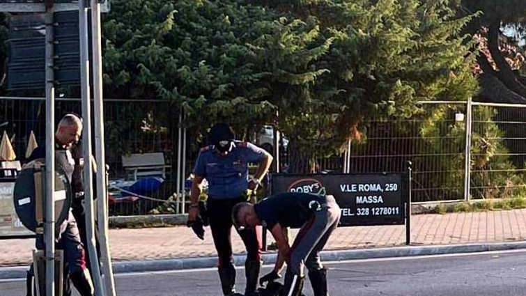 I carabinieri sul luogo dello schianto a Marina di Massa I carabinieri sul luogo dello schianto a Marina di Massa