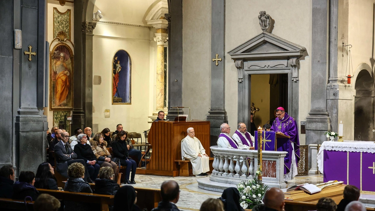 I funerali di padre Vittorio Di Cesare si sono svolti ieri nella chiesa della Collegiata e li ha celebrati l’arcivescovo di Firenze, cardinale Gherardo Gambelli insieme al proposto di Empoli, don Guido Engels (Gasperini/FotoGermogli) I funerali di padre Vittorio Di Cesare si sono svolti ieri nella chiesa della Collegiata e li ha celebrati l’arcivescovo di Firenze, cardinale Gherardo Gambelli insieme al proposto di Empoli, don Guido Engels (Gasperini/FotoGermogli)