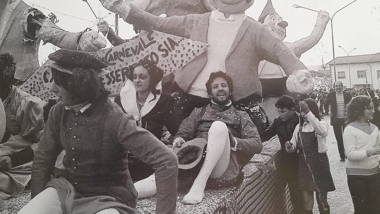 L’amicizia con Viareggio nata dopo l’alluvione. Le fotografie di Antonio Belli L’amicizia con Viareggio nata dopo l’alluvione. Le fotografie di Antonio Belli