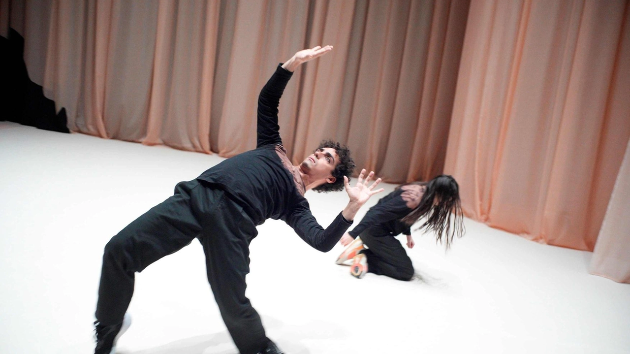Una coreografia dello spettacolo, in scena al Met, «L’Infinito carnale. Dialogo tra Antonio d’Egitto e Ilarione di Gaza» di Claudia Castellucci Una coreografia dello spettacolo, in scena al Met, «L’Infinito carnale. Dialogo tra Antonio d’Egitto e Ilarione di Gaza» di Claudia Castellucci
