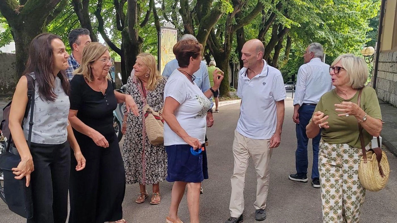 L’assessore a viabilità e polizia municipale, Andrea Cosci, con una delegazione di residenti nel tratto di via Tonfano fra via Lombardia e Unità d’Italia