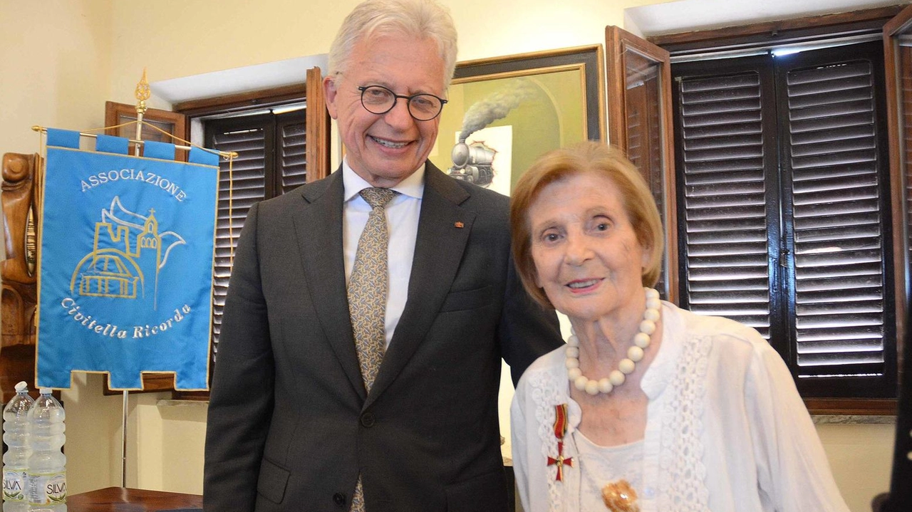 L’ambasciatore tedesco in Italia Lucas insieme a Ida Balò: ha ricevuto l’onorificenza di Cavaliere al merito della Germania L’ambasciatore tedesco in Italia Lucas insieme a Ida Balò: ha ricevuto l’onorificenza di Cavaliere al merito della Germania