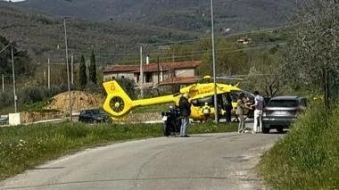 L’anziano stava eseguendo alcuni lavori domestici nella sua proprietà quando è finito a terra. A nulla sono serviti i soccorsi chiamati subito e l’arrivo dell’elisoccorso Pegaso: l’uomo non ce l’ha fatta.