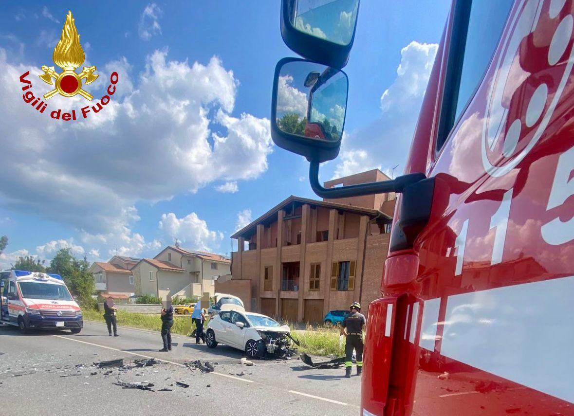calcinaia scontro frontale in via martiri due feriti a bordo c8217era anche un neonato