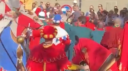 Un’immagine dei disordini durante il corteo storico, davanti al teatro Petrarca Un’immagine dei disordini durante il corteo storico, davanti al teatro Petrarca